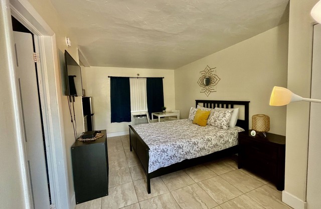 Oasis at Hollywood - Sleeps 2- Unit 3