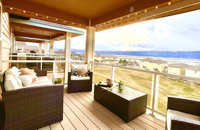 Oasis at Sunserra! Three Bedrooms, FREE GOLF, Pools, Hot Tubs, Close to Gorge
