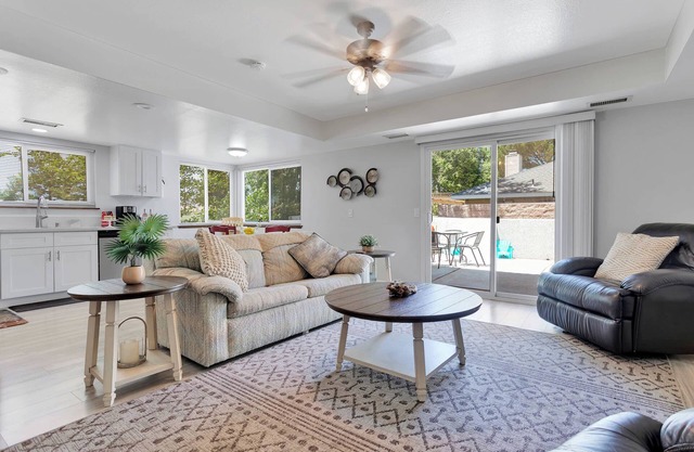 Oasis Condo on the fairway; fast WiFi, smart TVs, spectacular golf course views