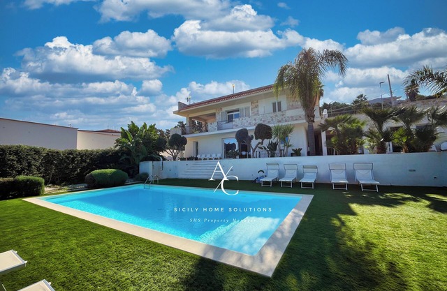 Elegante Oase mit Luxus-Pool – Panoramablick!