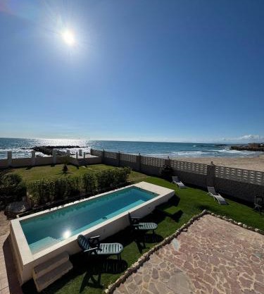 Oasis en la playa: piscina y relax