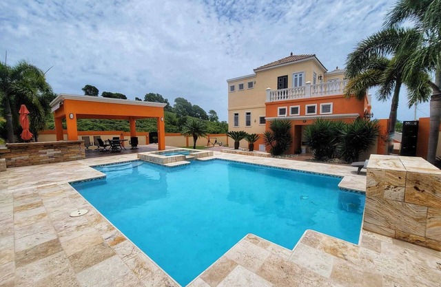 Oasis Escape House. Paradise retreat. Private pool. 12 guests.