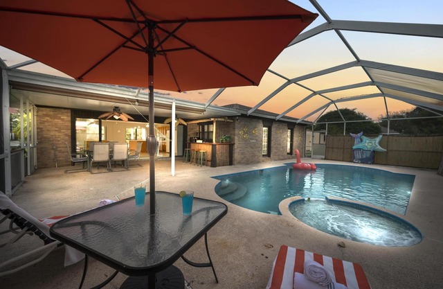 Oasis home 3/2 outdoor paradise, fire pit & relax!