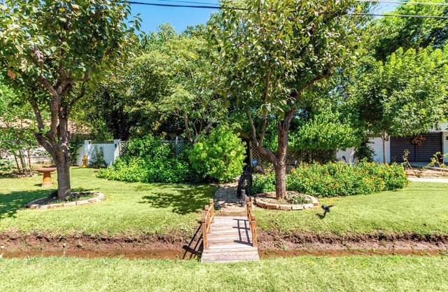 Oasis of Greenery in the Desert - Lovely 2/2 with pool/spa/outdoor shower