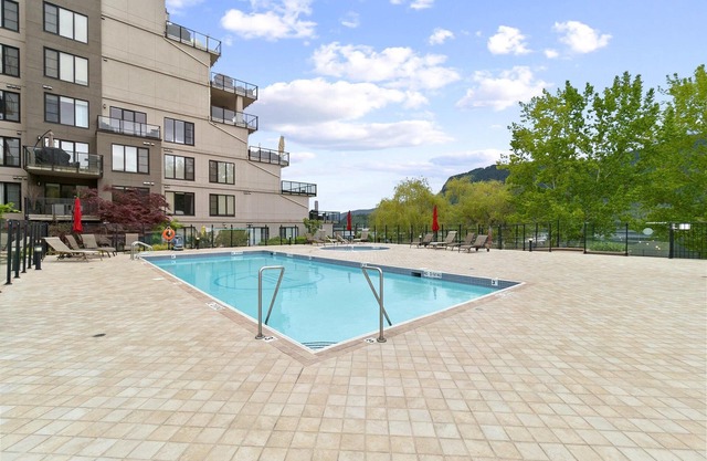 Oasis on Mara lake in 2 bedroom, 2 bathroom condo. Pool and Boat Slip