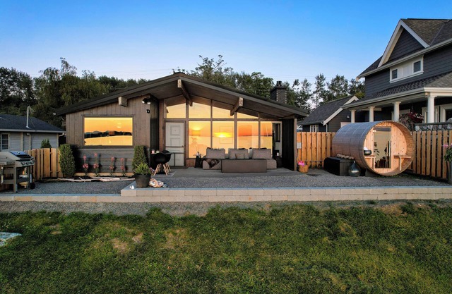 Obsidian - Beachfront Bungalow with Sauna, A/C and Hi Speed Internet