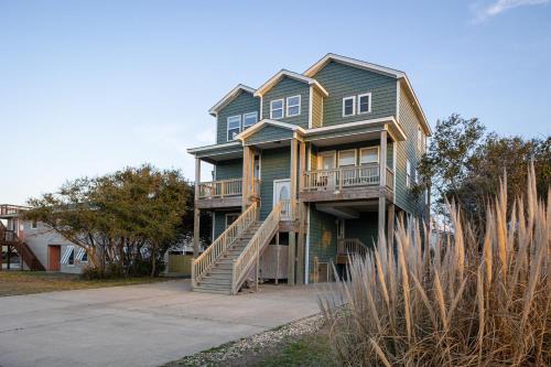 OBX Landing - Ocean Views, Walk to the Beach, KDH MP 7.5