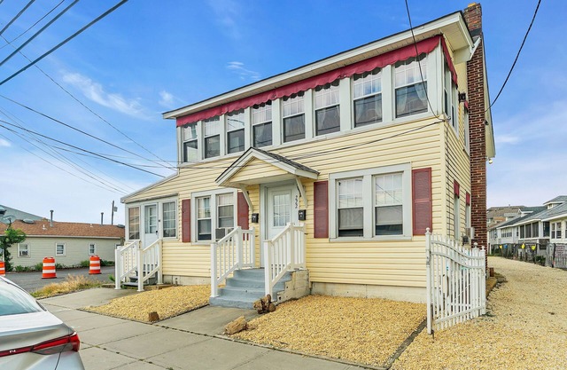 OCE222U | 2nd Flr 2BR 1 ba unit next to the beach/boardwalk! Parking, wifi, badges, PETS!