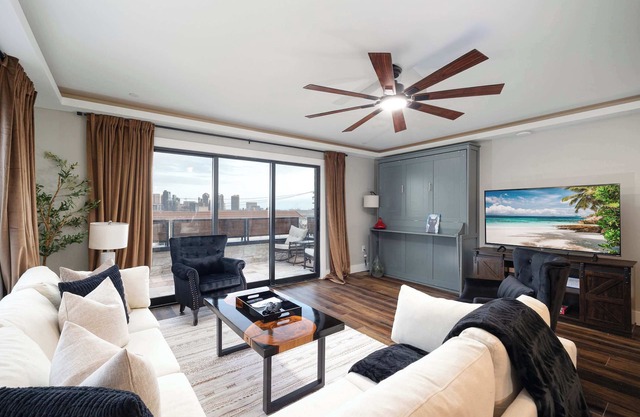 Ocean and Downtown Views! | 5 Min to Zoo & Airport
