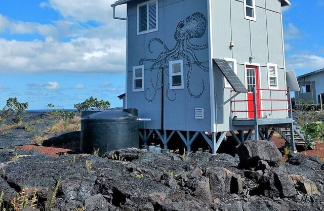 Blick auf das Meer und die Lava von 400 m² Off Grid House - Erstaunliche Sonnenaufgänge und Sonnenuntergänge
