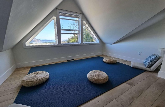 Ocean and Mountain View Home in Nanoose Bay