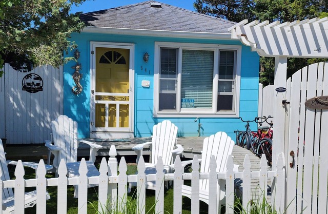 Strandhaus im Florida Keys-Stil mit großem Achterdeck und nur wenige Schritte vom Strand entfernt!