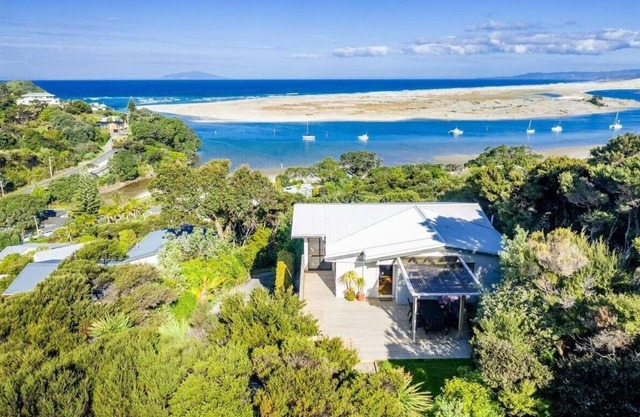 Ocean Beach Retreat - Great views, sun, privacy, wifi, walk to the surf beach/estuary.....