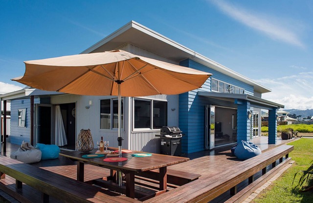 Ocean Blue, sunny, spacious beach home close to surf & shops