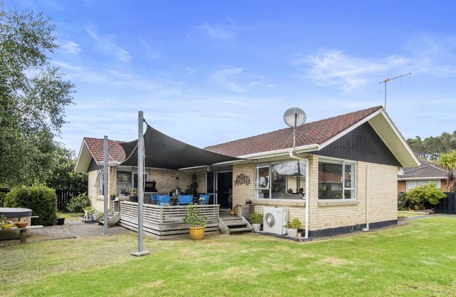Ocean Breeze Bach - Ruakaka Beach Holiday Home