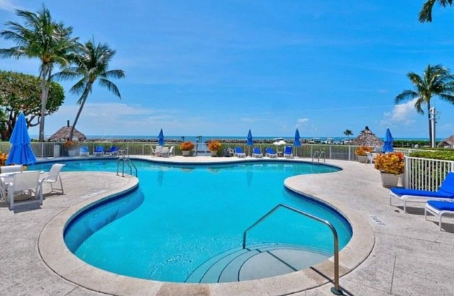 Ocean Breeze. Oceanfront Resort Style Condo in the Florida Keys (Islamorada)