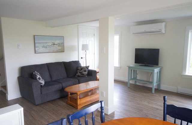 Ocean cottage nestled amongst tall oak trees, pet friendly.