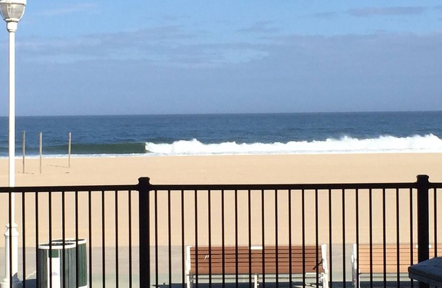Ocean Front 1st Floor Streik bis 25'x50 'Deck auf der Promenade / Strand in der 4th St
