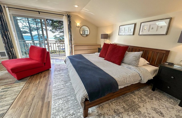 Ocean Front, Agate at Oregon House, Stairs to the Beach!