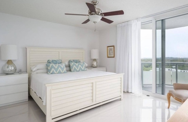 Ocean Front apt with private access to the beach
