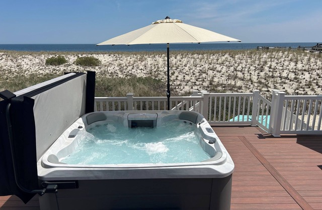 Ocean Front Beach House mit Aussicht. 3BR, 2Bath, 8 Schlafplätze, A / C, WiFi, 8 Abzeichen