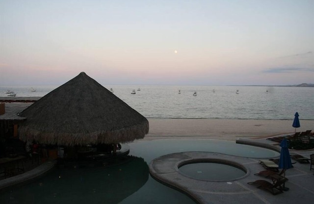 Ocean Front Condo Villas De Cortez Resort, mit Blick auf Pool.