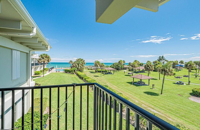 Ocean front condo, walk to quaint Vero Beach restaurants and shops.