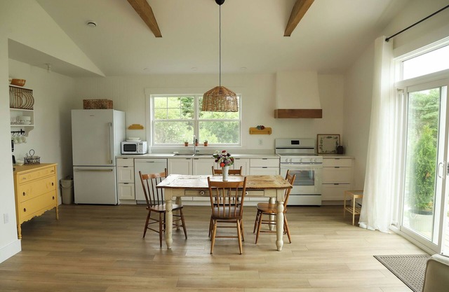 Ocean front cottage, relax and enjoy the sunset over St. Margaret's Bay!