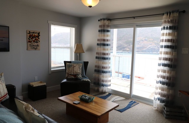 Ocean Front Cottage, in die Klippe gebaut, mit Blick auf St. Johns Hafen