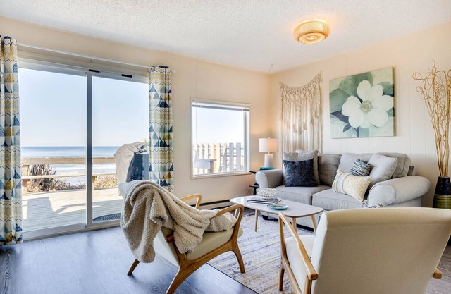 Ocean Front Duplex with Views! Dog Friendly! Free Wifi!
