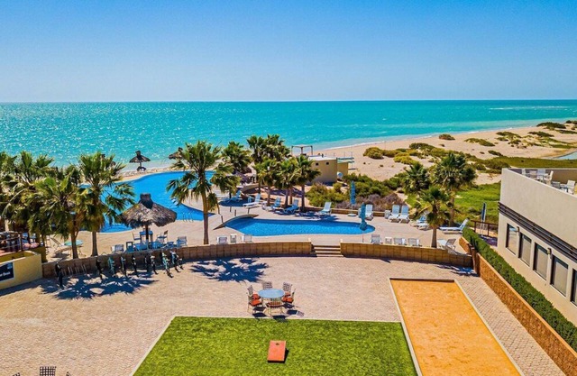 Ocean Front King Suites/Sleeps12/POOLS/WI-FI