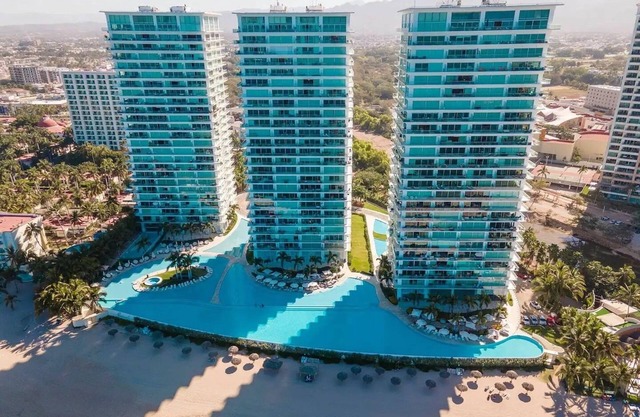 Ocean Front Luxurious 4 BR Condo at Peninsula