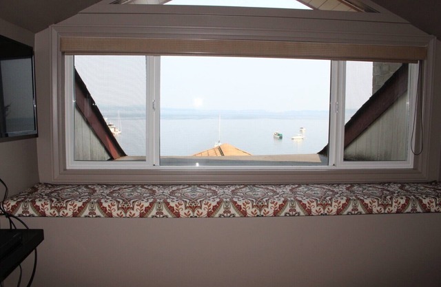 Mill Bay Moments Superior King Schlafzimmer mit Meerblick (Kitchenette & Lounge)