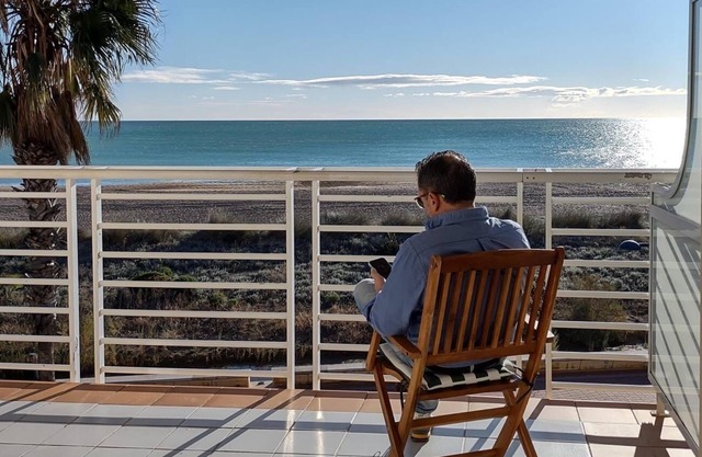 OCEAN FRONT Parking / Wifi Excellent frontal sea views 2 Bathrooms 2 showers