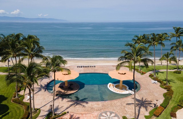 Ocean Front Penthouse, Pool, Sleeps 6 people
