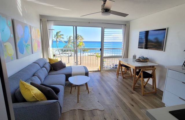 Ocean-Front Renovated Condo with Amazing sunset, WiFi, fitness room, pools, more
