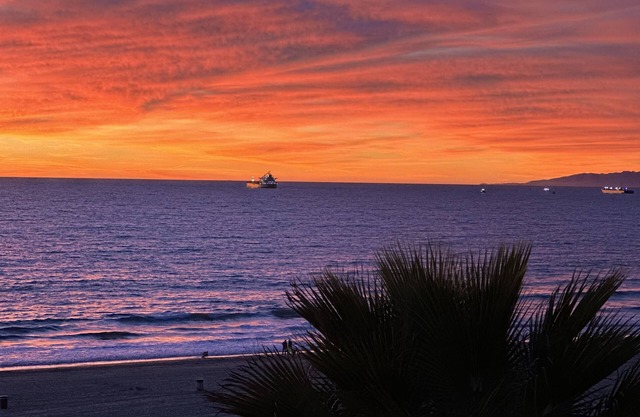 OCEAN FRONT + TOP FLOOR, 4 BEDROOM MANHATTAN BEACH HOUSE- MINIMUM OF 3 NITES REQ