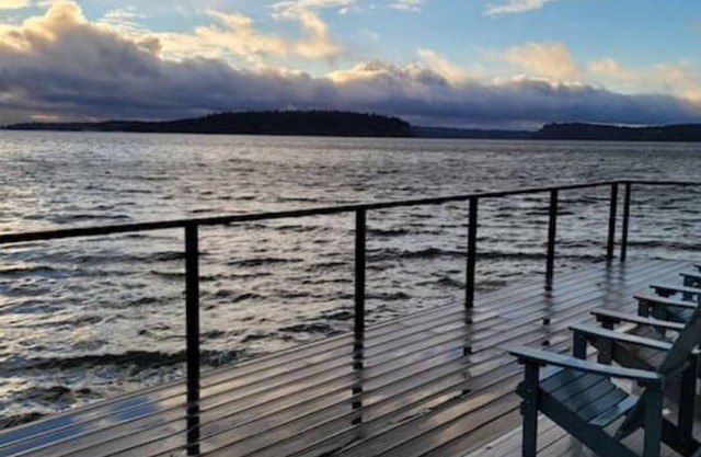Ocean Front Tranquility, Rainier View, Big Deck