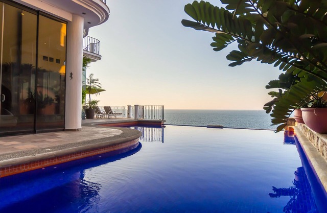 Luxusvilla am Meer, Infinity-Pool, Küchenchef, Personal, Whirlpool und Aufzug