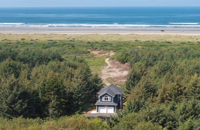 Ocean Front! Walk to Beach, Fenced Yard, Vacation Beach House