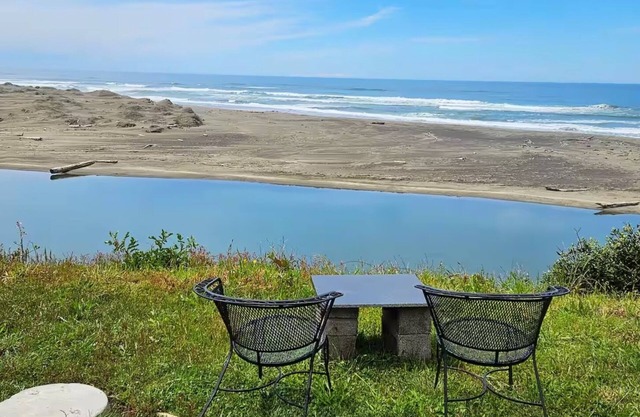 Ocean Front with Private Stairway to Seaside Beach