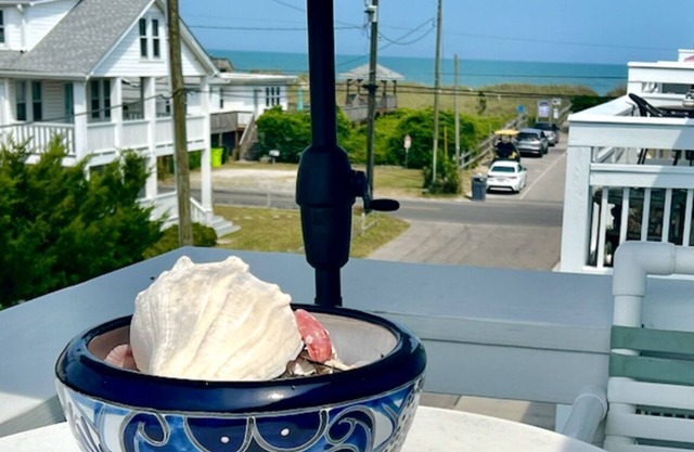 Ocean & Harbor Views - 1 bed 1 full bath, sleeps 4 just steps from Ocean