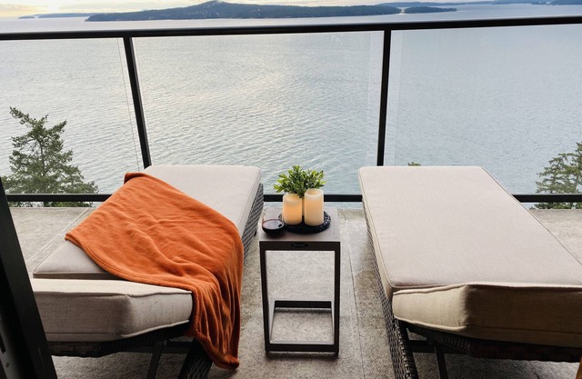 Ocean, Islands, Mountain View. Ferry & boat traffic. Hot tub. Private & gated.