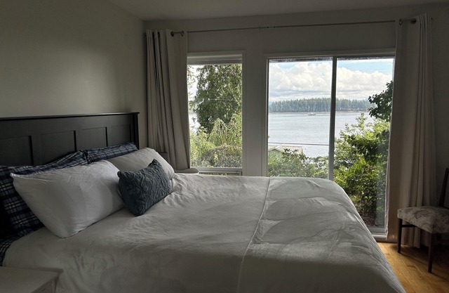 Ocean, mountain and harbour views. Family friendly house.