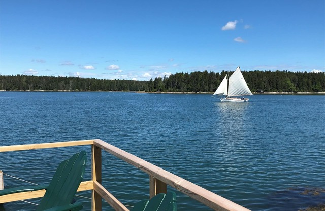 Ocean's Edge Cottage w/beautiful views of midcoast Maine for 2.
