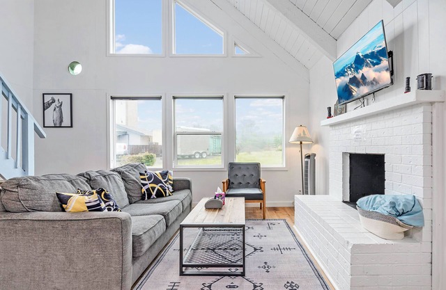 Ocean Shores cozy chalet located within steps from the beach