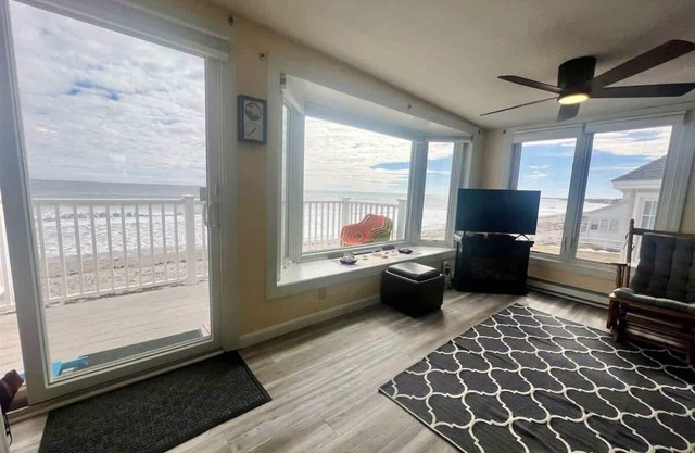 Ocean Surf 6 - Wells Beach Oceanfront Condo!