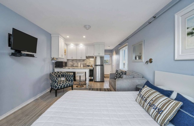 Ocean theme Balcony-View Studio Apt w/ 1 BTH & Tub