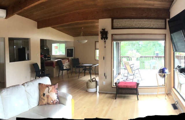 Ocean view 2 bedroom suite 1 km from ferries 11 mins from International Airport