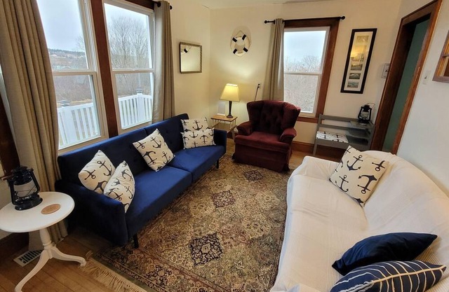 Ocean view 3 bdrm cottage near Seal Cove Beach. Full kitchen, sleeps 7.